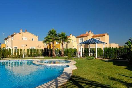House With Garden At Oliva Nova Golf & Beach Resort Les Deveses エクステリア 写真